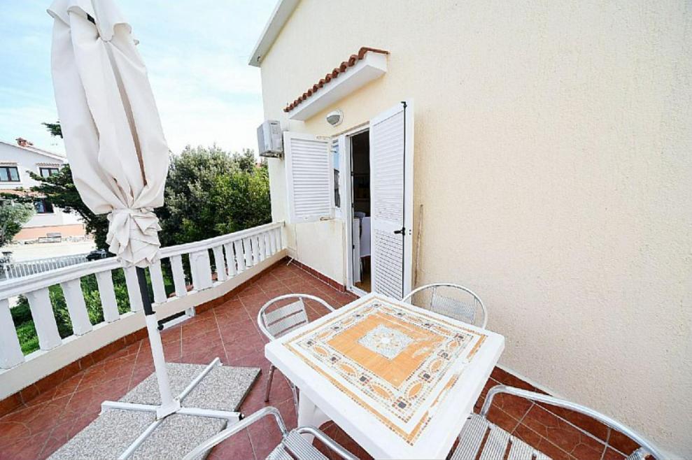 Apartments Dvori Novalja Bagian luar foto
