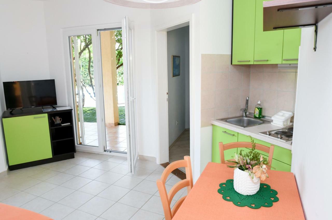 Apartments Dvori Novalja Bagian luar foto