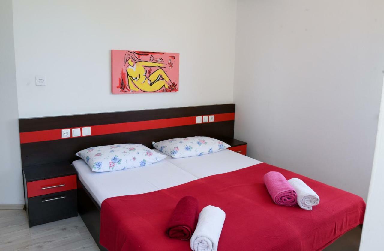 Apartments Dvori Novalja Bagian luar foto