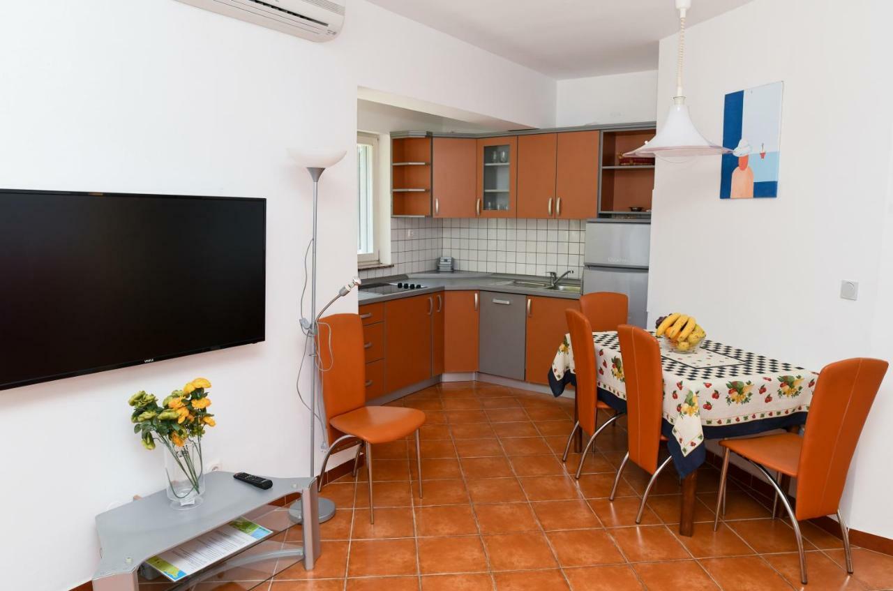 Apartments Dvori Novalja Bagian luar foto