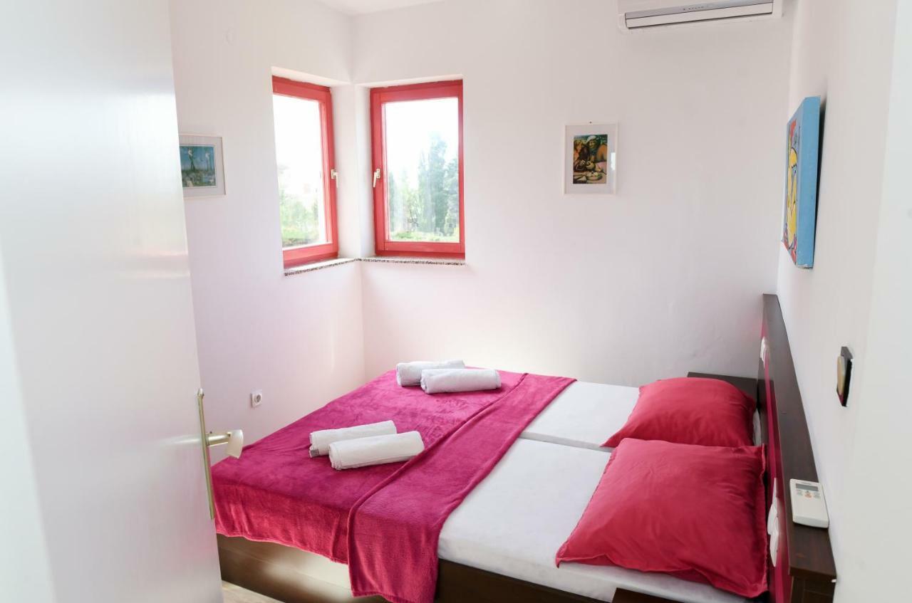 Apartments Dvori Novalja Bagian luar foto