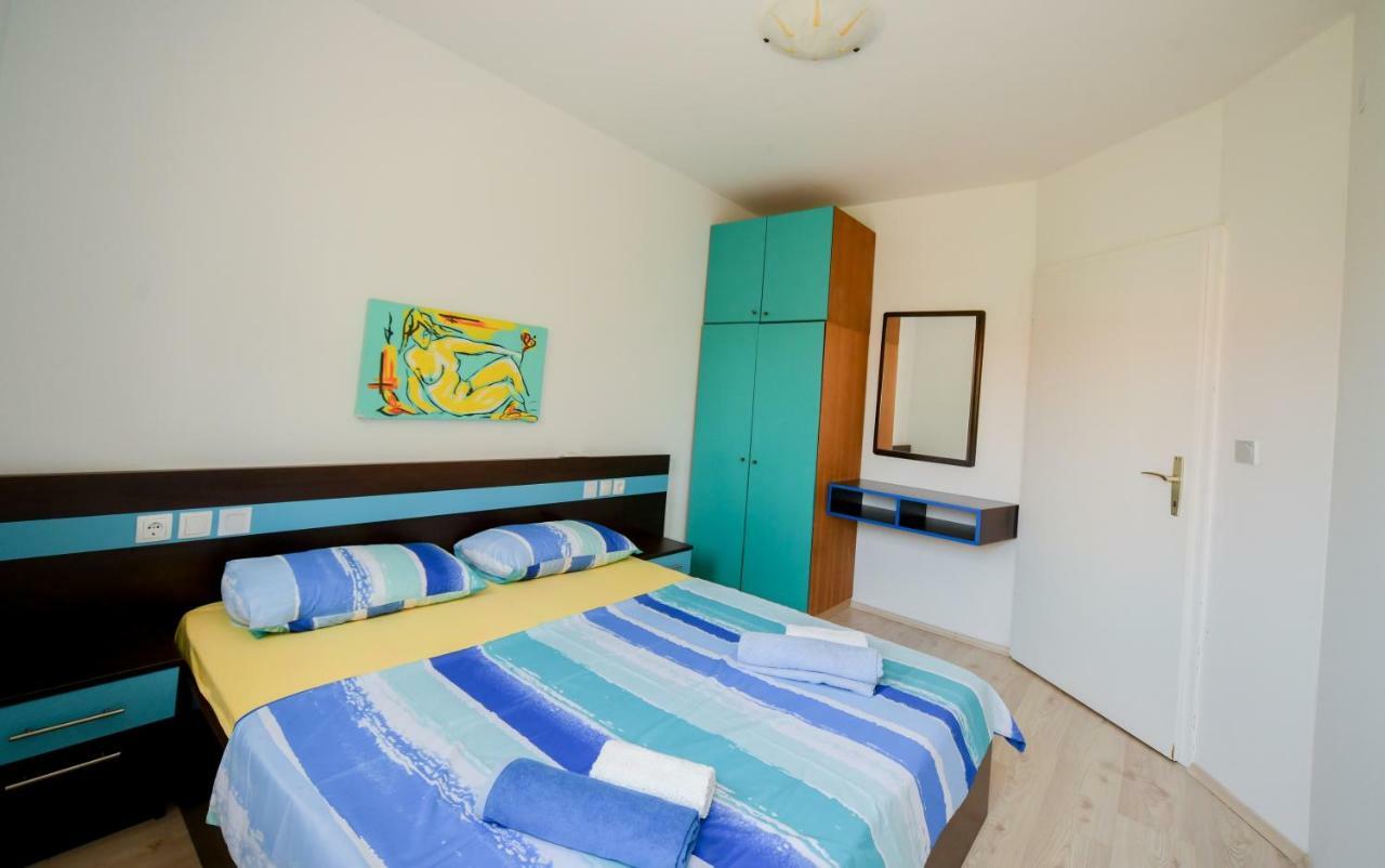 Apartments Dvori Novalja Bagian luar foto