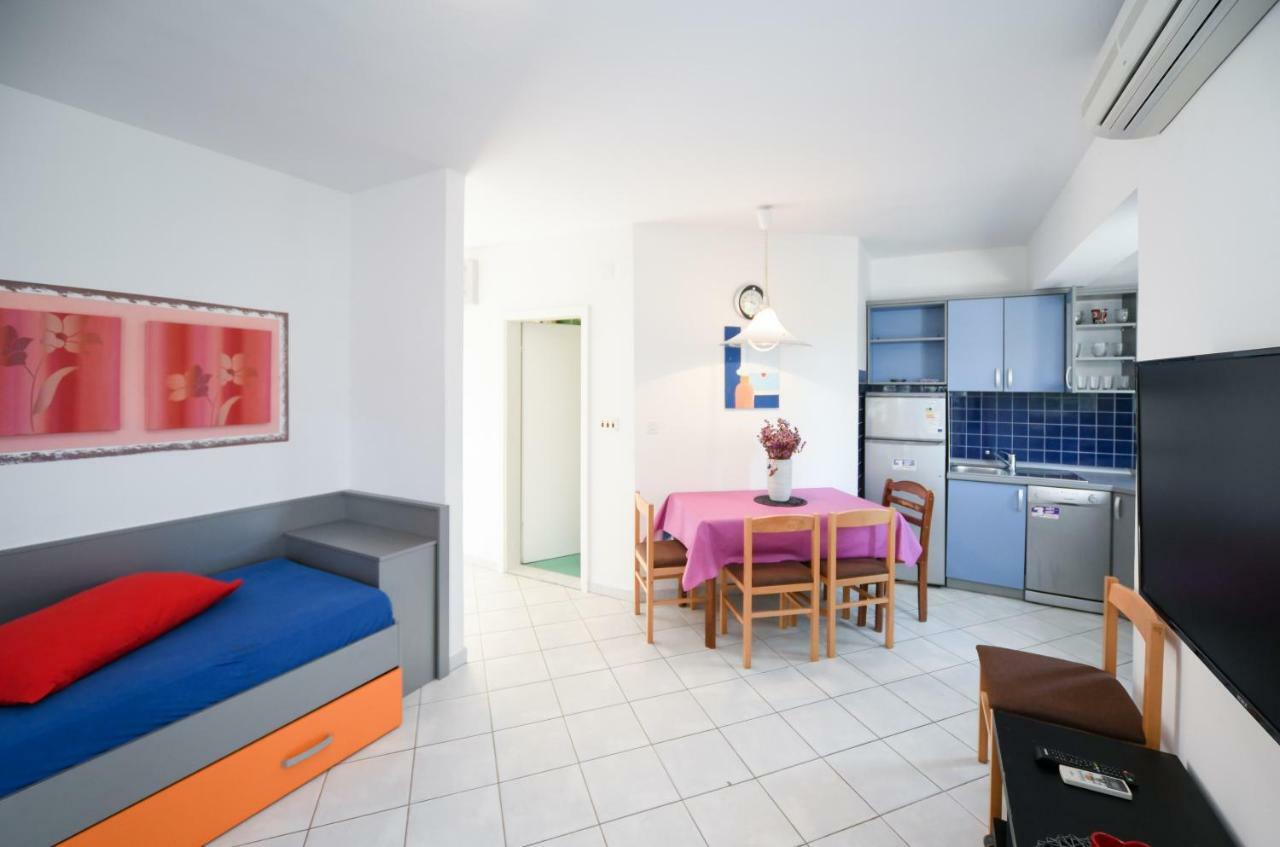 Apartments Dvori Novalja Bagian luar foto