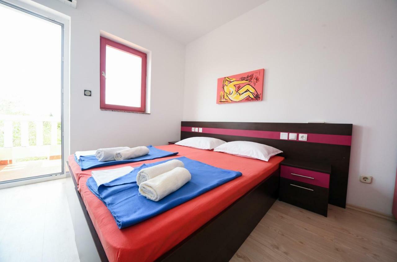 Apartments Dvori Novalja Bagian luar foto