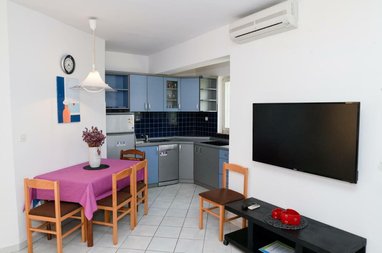 Apartments Dvori Novalja Bagian luar foto