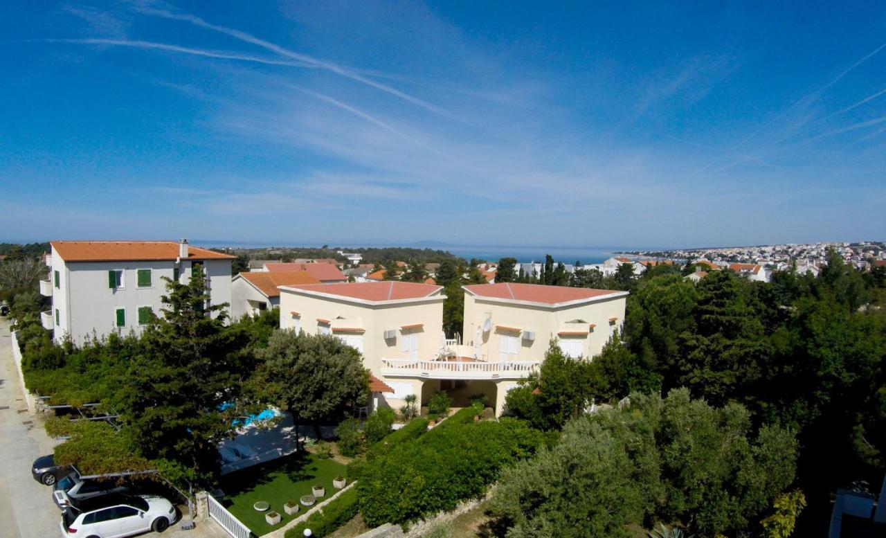 Apartments Dvori Novalja Bagian luar foto