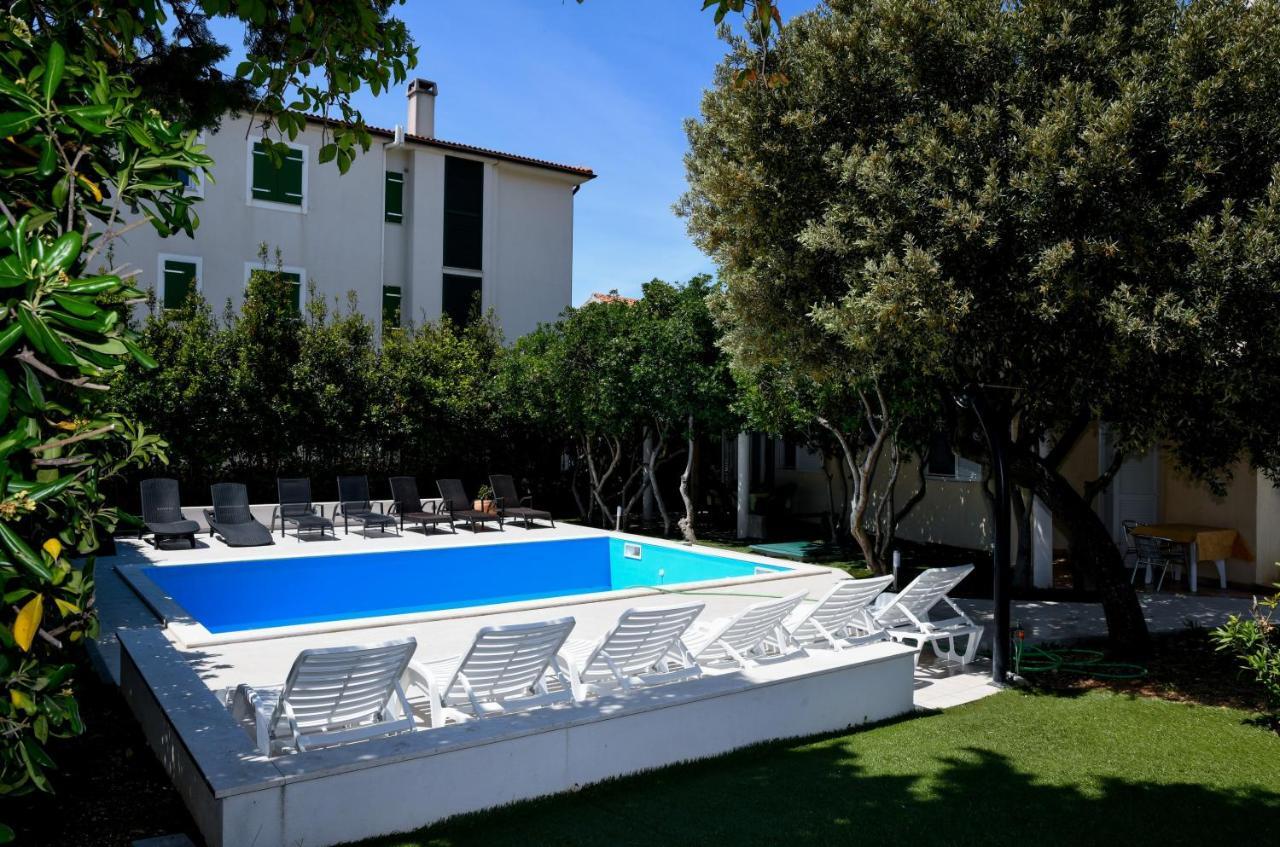 Apartments Dvori Novalja Bagian luar foto