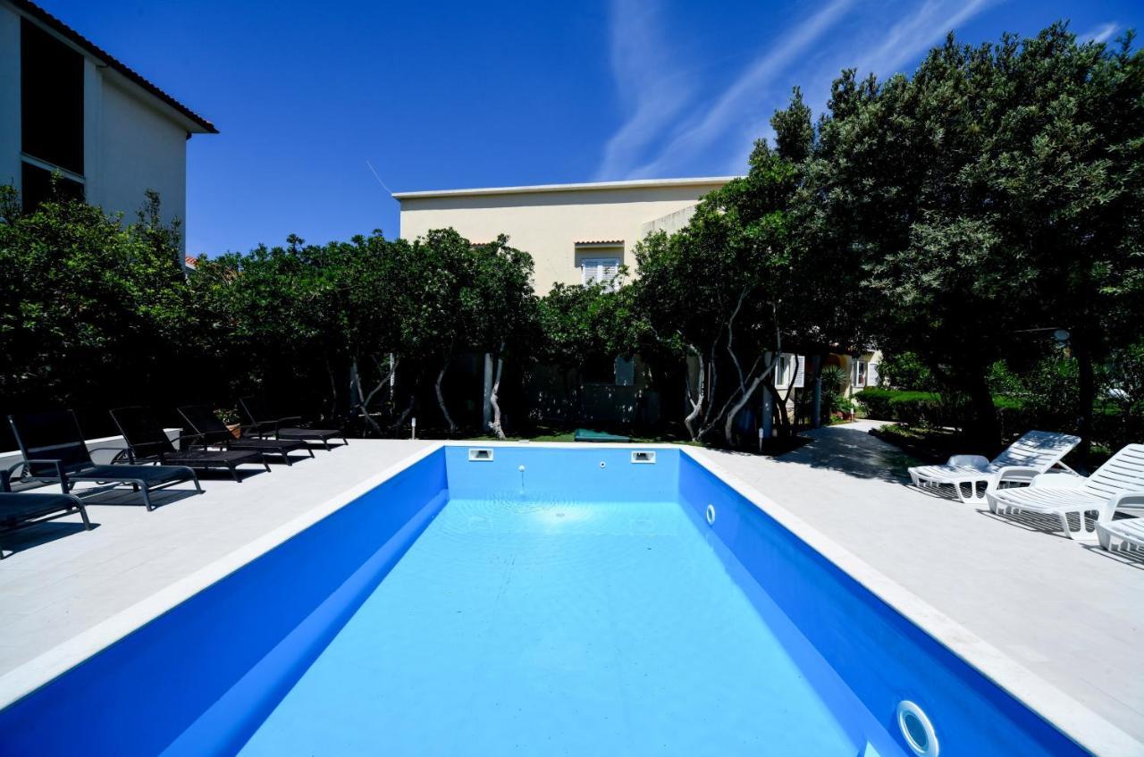 Apartments Dvori Novalja Bagian luar foto