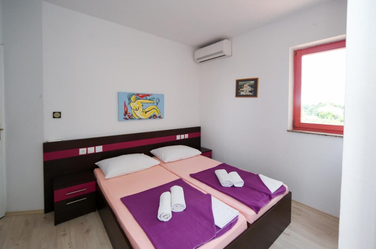 Apartments Dvori Novalja Bagian luar foto